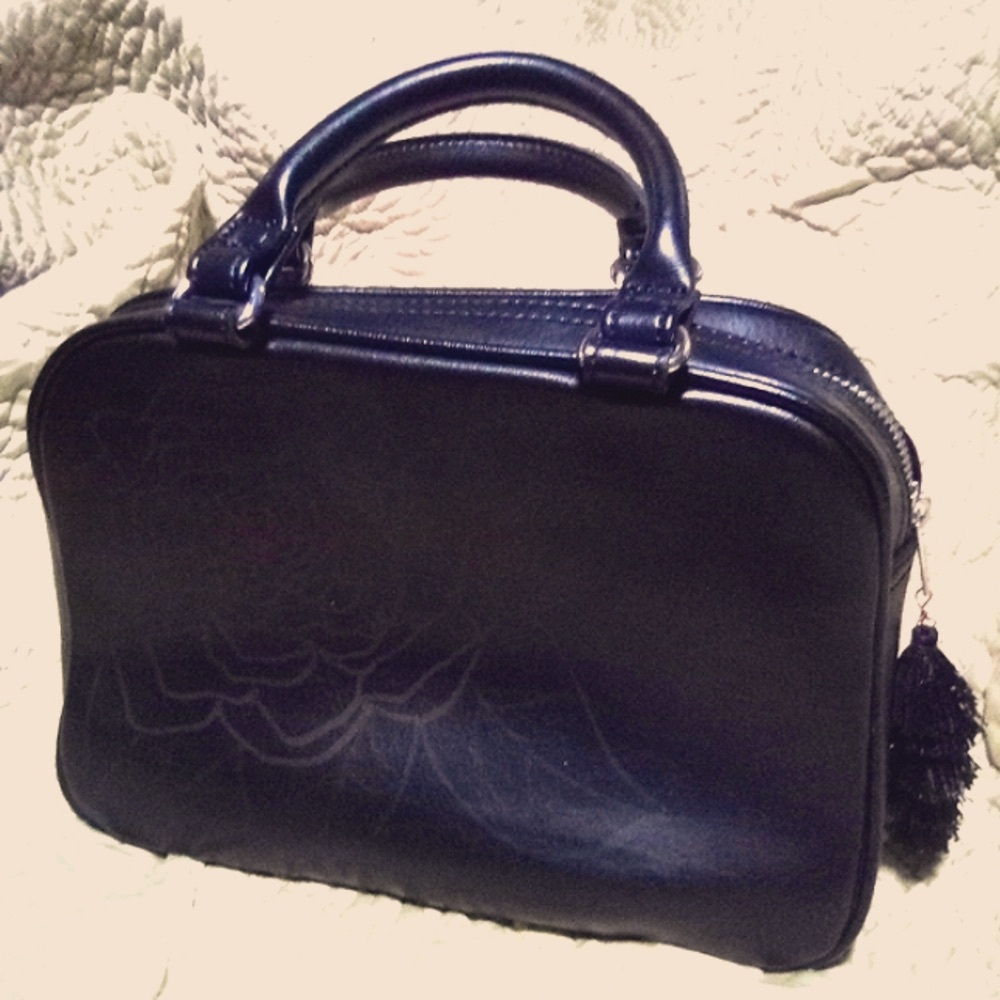 Dark Flowers 🌹Satchel Handbag🥀 is coming up roses